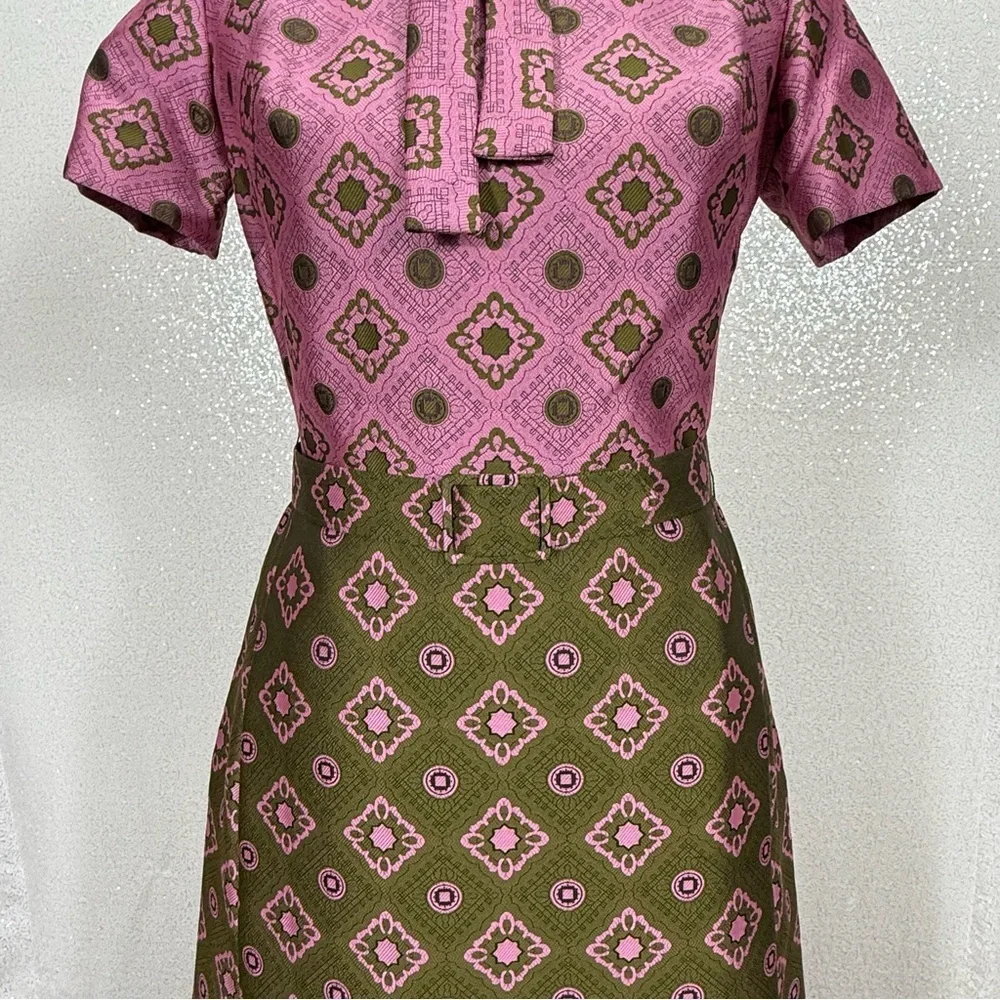 Vintage 1970s Alper Schwartz Pink & Olive Geometric Tie-Neck Dress Mod Retro Mid